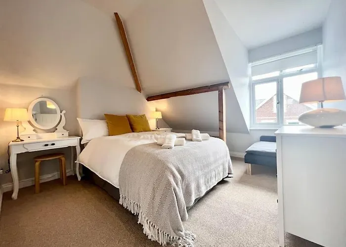 Quirky 2-Bed Flat W/ Parking Central Kingsbridge