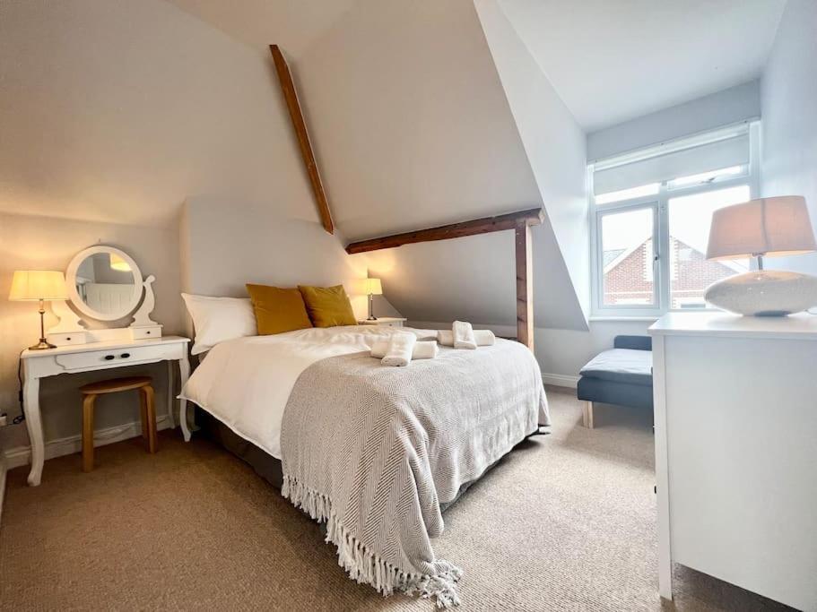 Quirky 2-bed Flat W/ Parking Kingsbridge