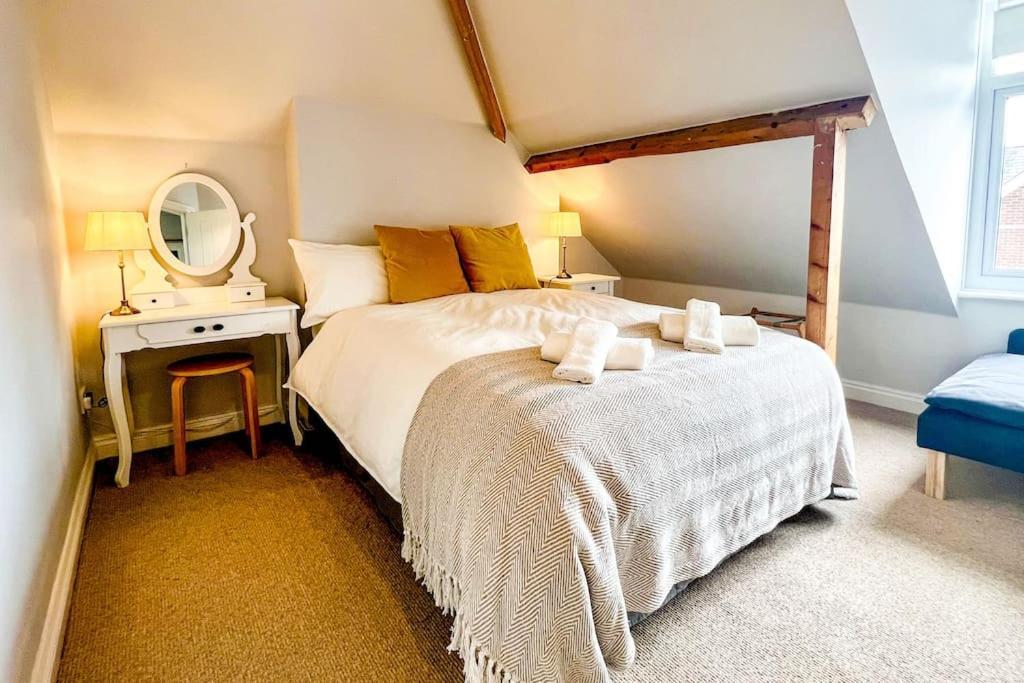 Quirky 2-bed Flat W/ Parking Kingsbridge Apartment