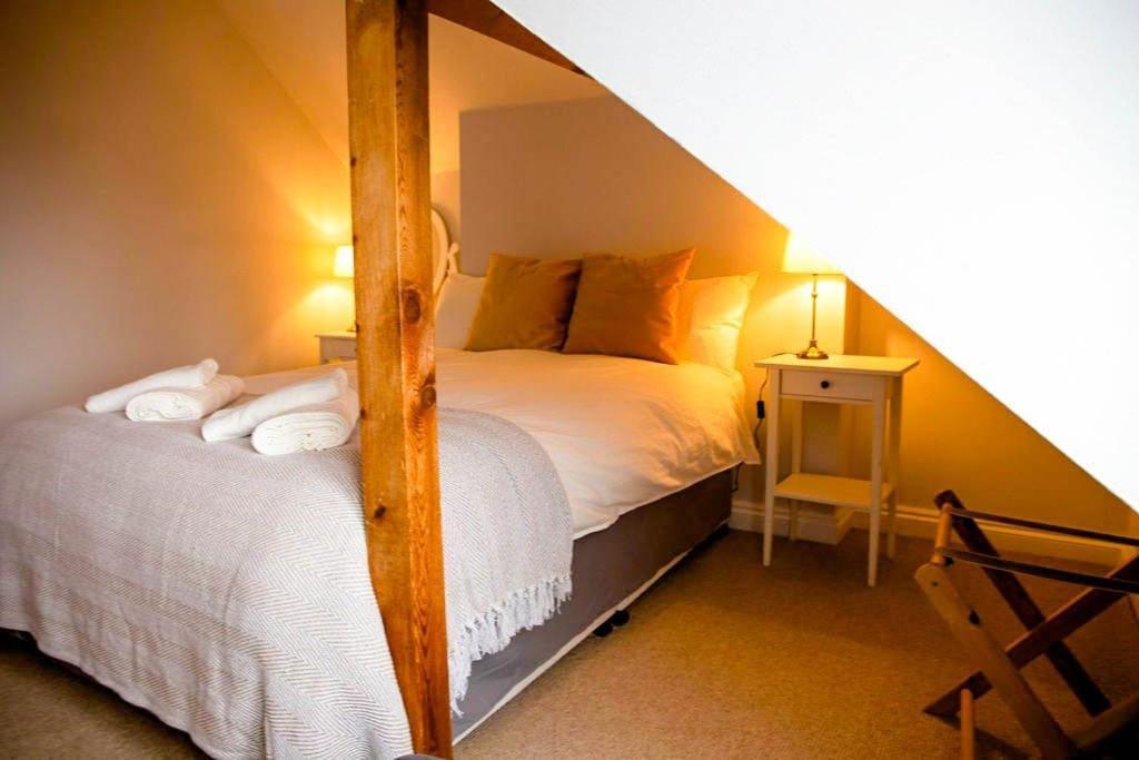 Quirky 2-bed Flat W/ Parking Kingsbridge Apartment *
