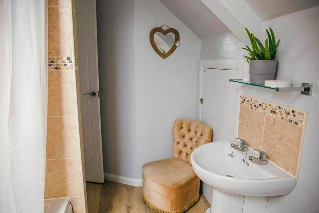 Quirky 2-bed Flat W/ Parking Kingsbridge Apartment *